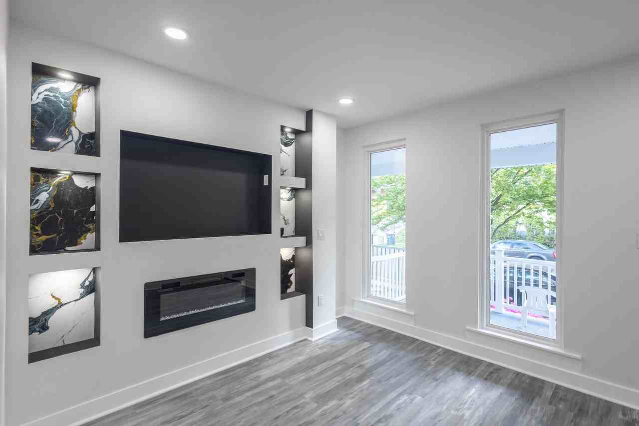 2115 N Longwood St - Photo 4 of 22
