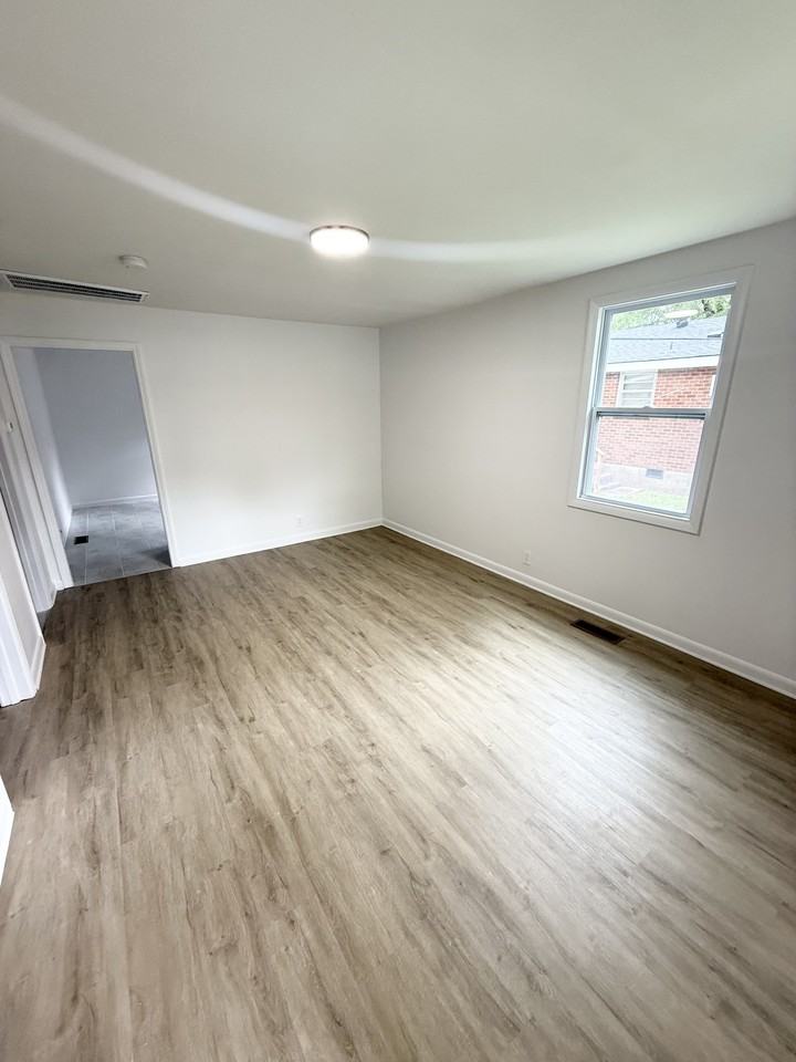 1321 Riverwood Dr #B - Photo 3 of 10