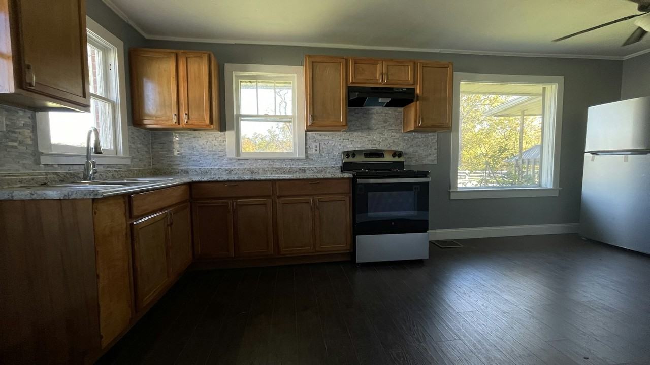 1101 Ward Place Drive - Photo 5 of 25
