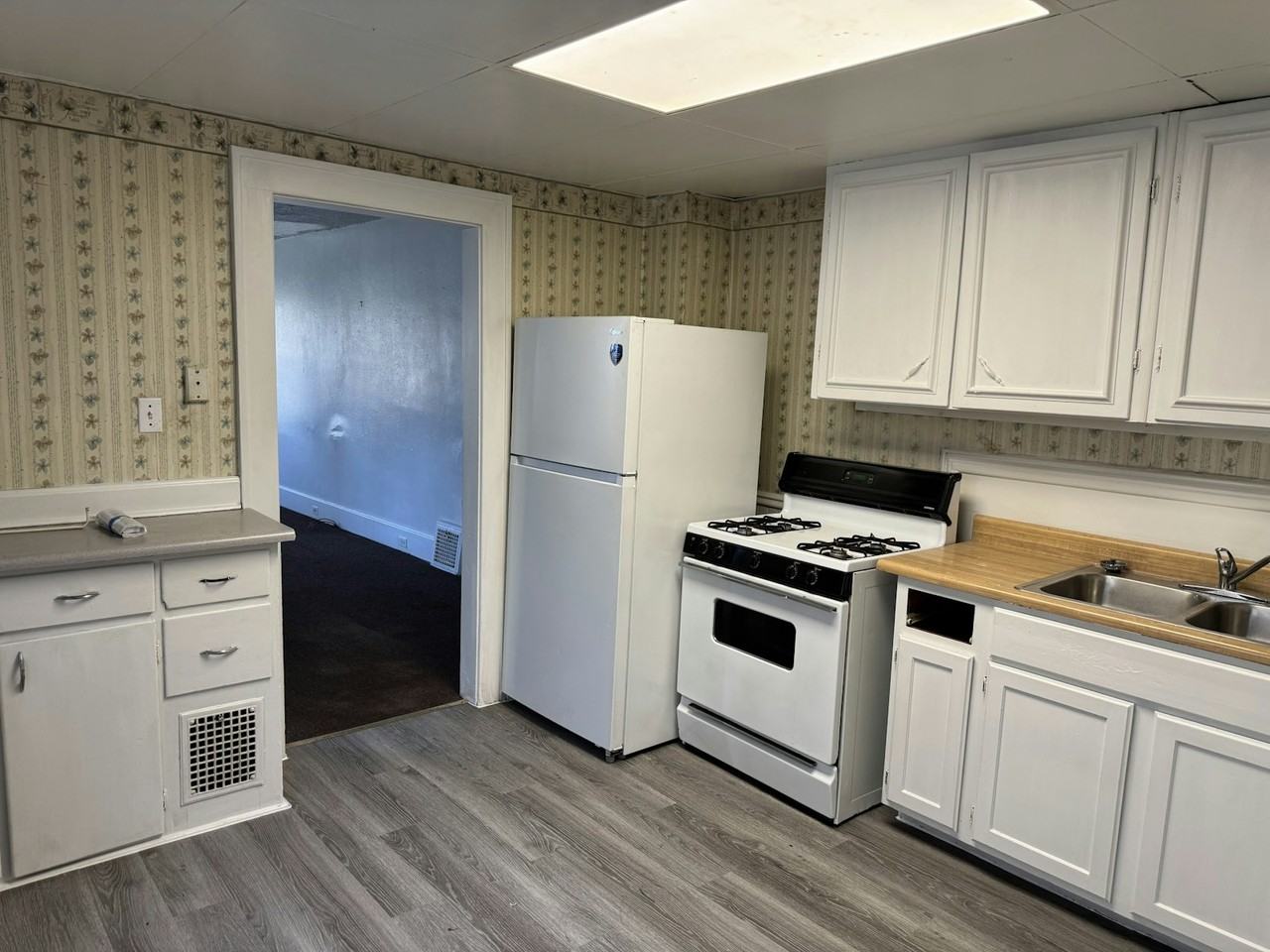 809 East 23rd Street - Photo 5 of 21