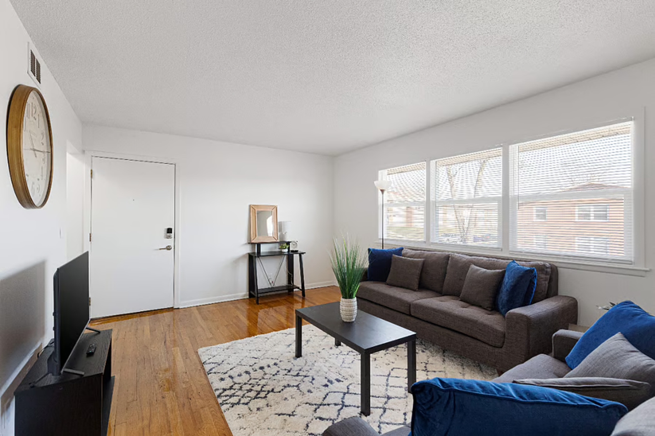 4821 Nicholas St - Photo 4 of 6