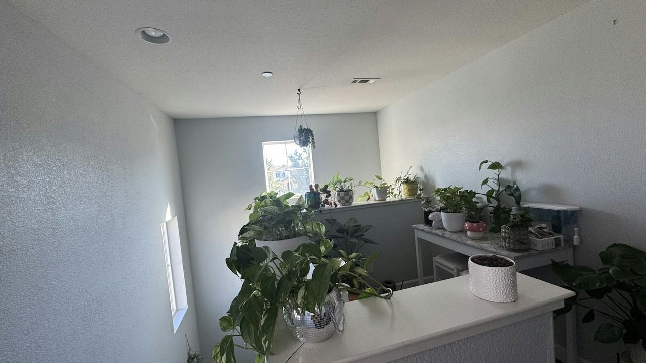 684 Embassy Cir - Photo 3 of 11