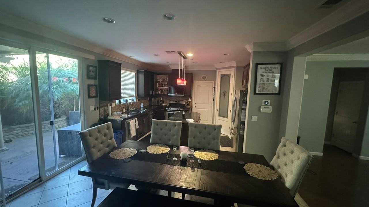 684 Embassy Cir - Photo 4 of 11