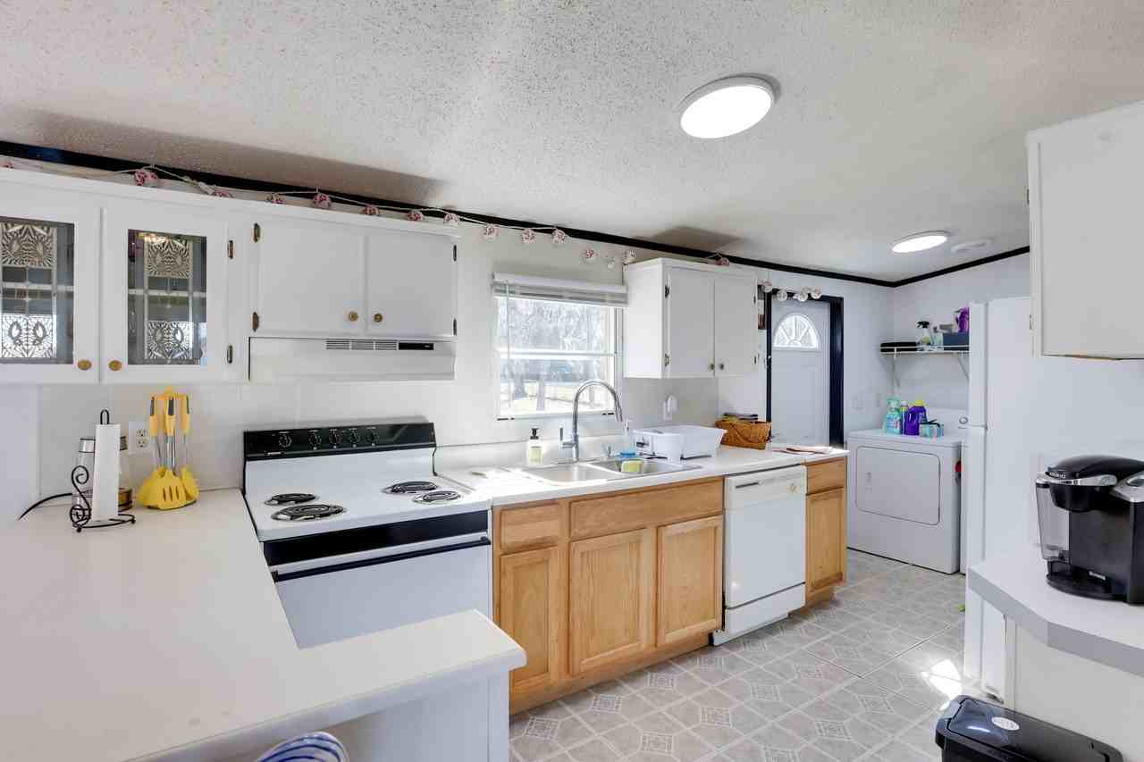302 Lakeside Dr - Photo 4 of 20