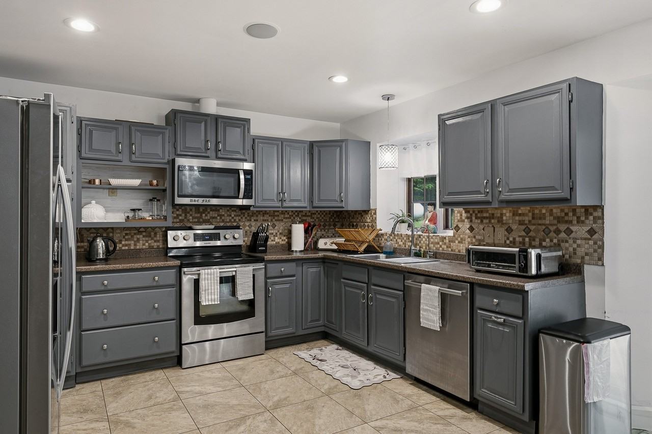 1530 Wooded Acres Dr - Photo 5 of 20