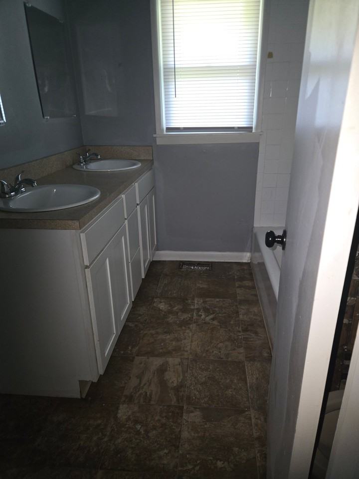 1706 Costello Dr - Photo 3 of 8