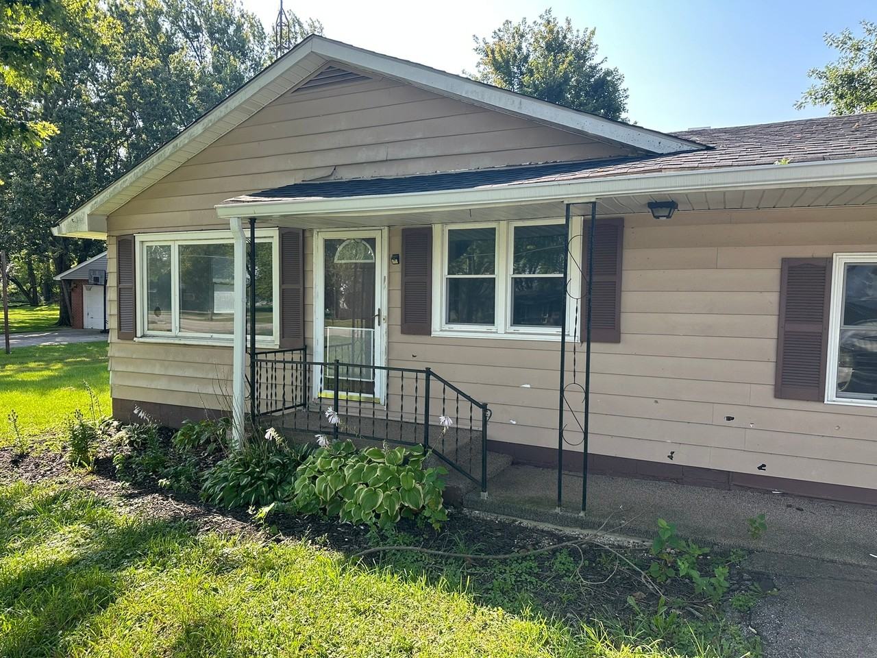 705 W Royerton Rd - Photo 3 of 10