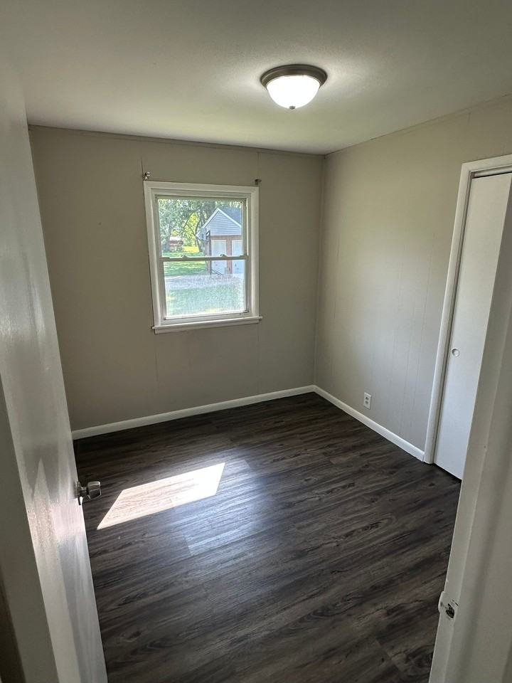 705 W Royerton Rd - Photo 5 of 10