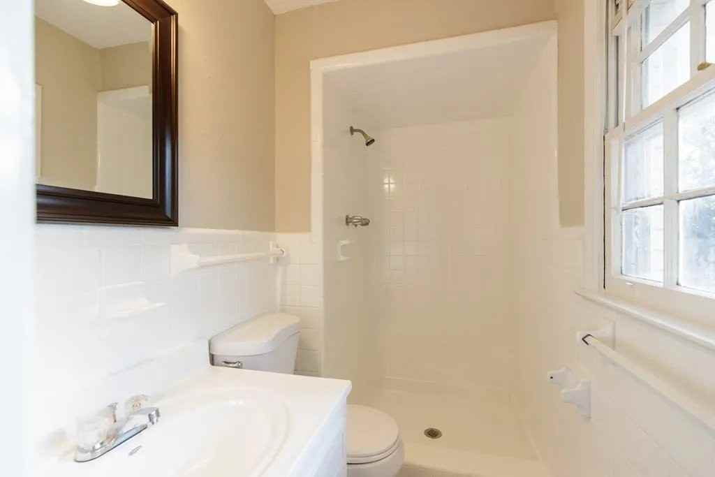 1211 Gornto Rd - Photo 3 of 10