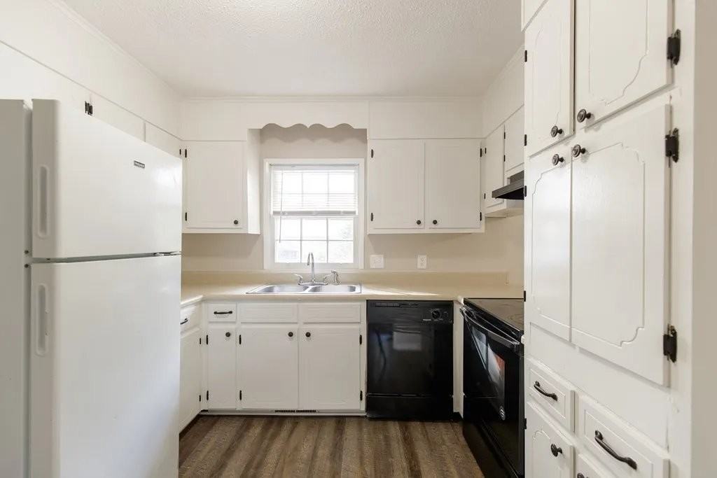 1211 Gornto Rd - Photo 6 of 10