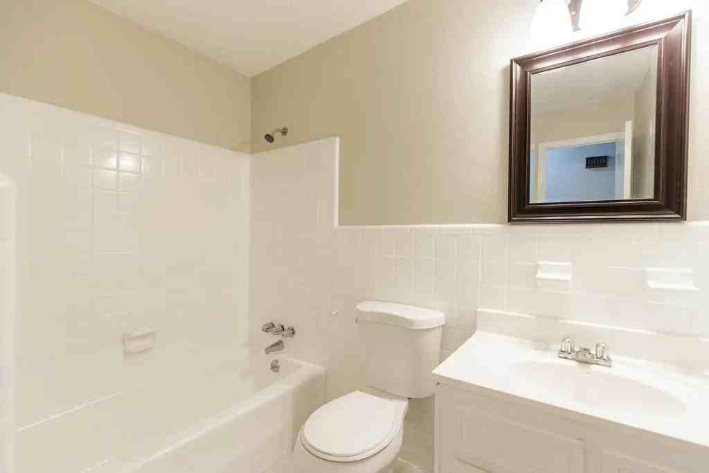 1211 Gornto Rd - Photo 7 of 10