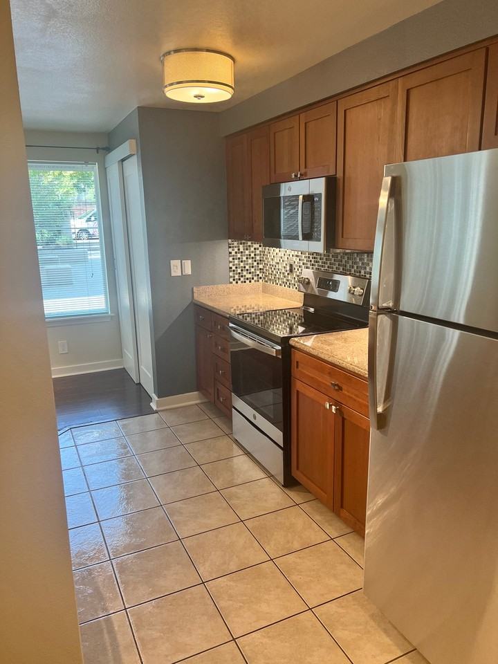 300 10th Ave - Photo 3 of 10