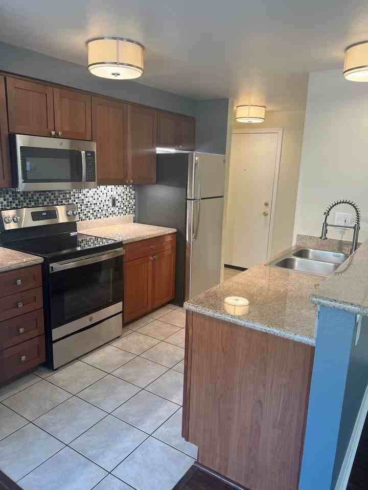 300 10th Ave - Photo 4 of 10