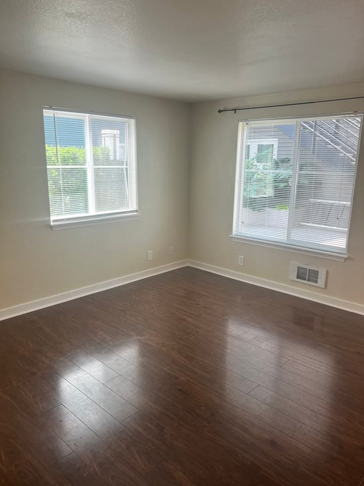 300 10th Ave - Photo 5 of 10