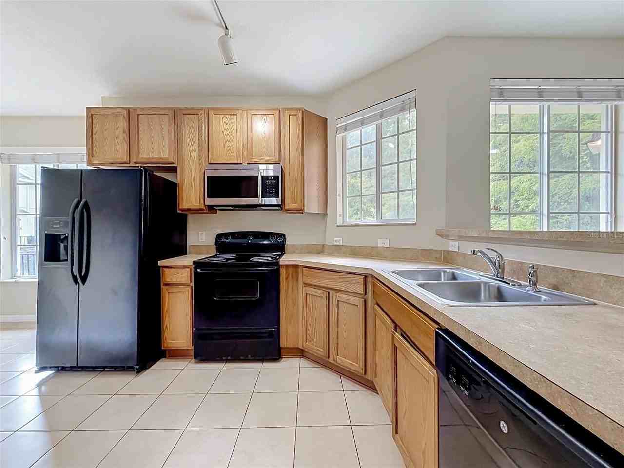 10703 Regent Square Dr - Photo 3 of 20