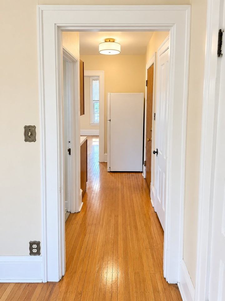 1010 23rd Ave Ne #4 - Photo 3 of 15