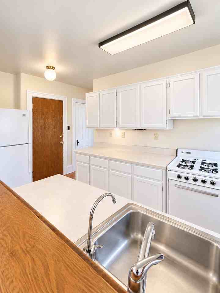 1010 23rd Ave Ne #4 - Photo 5 of 15