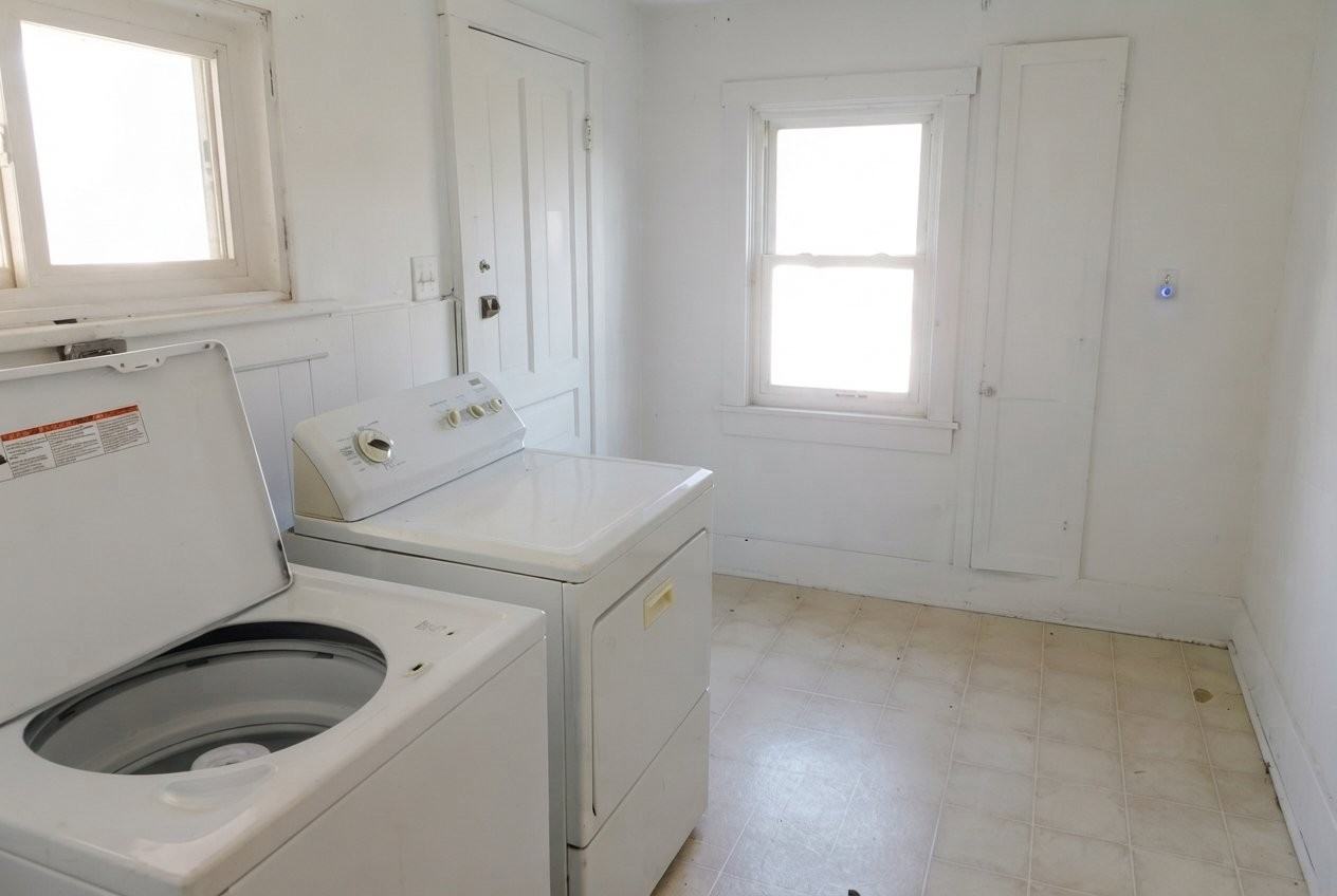 1544 Logan Ave - Photo 3 of 8