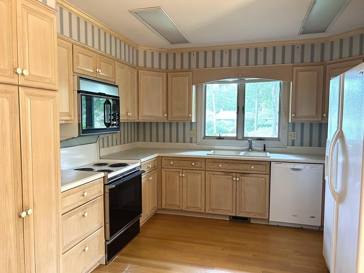 103 Burnham Ct - Photo 4 of 14
