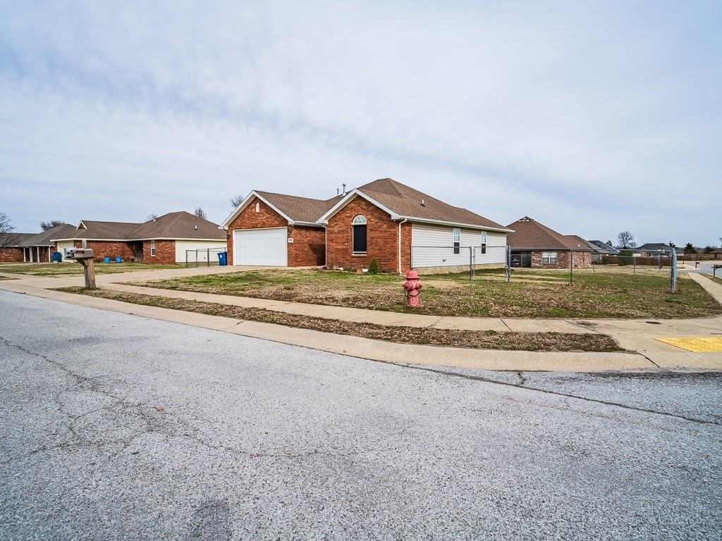 550 Washburn Dr - Photo 2 of 17