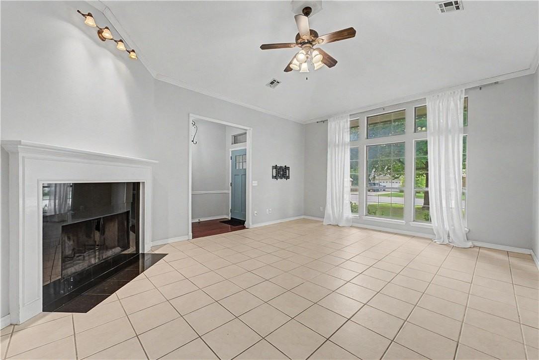 220 Bluff Dr - Photo 3 of 20