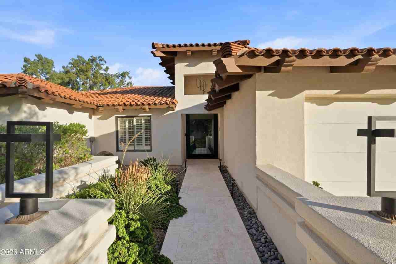 3187 E Berridge Ln - Photo 4 of 48
