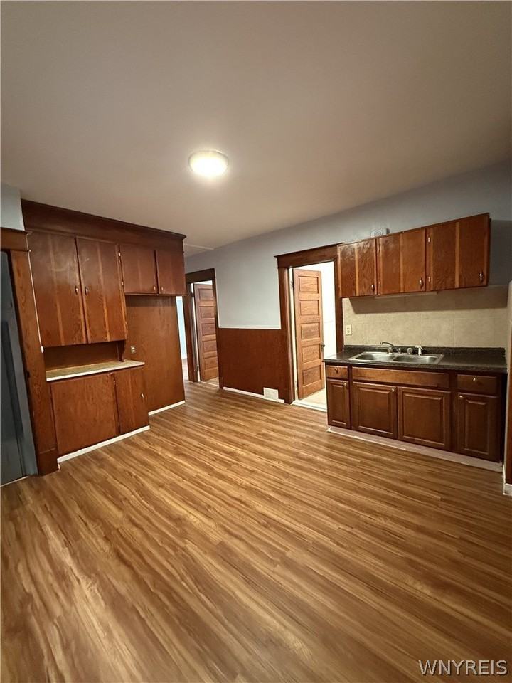 863 Walden Ave - Photo 5 of 22