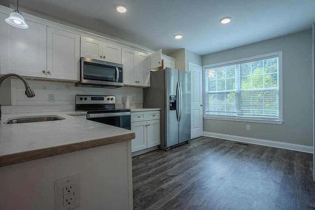 115 Harrison Ln Se #A - Photo 3 of 8