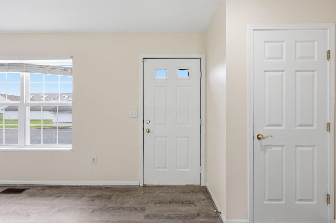 1075 Shady Lake Dr - Photo 4 of 36