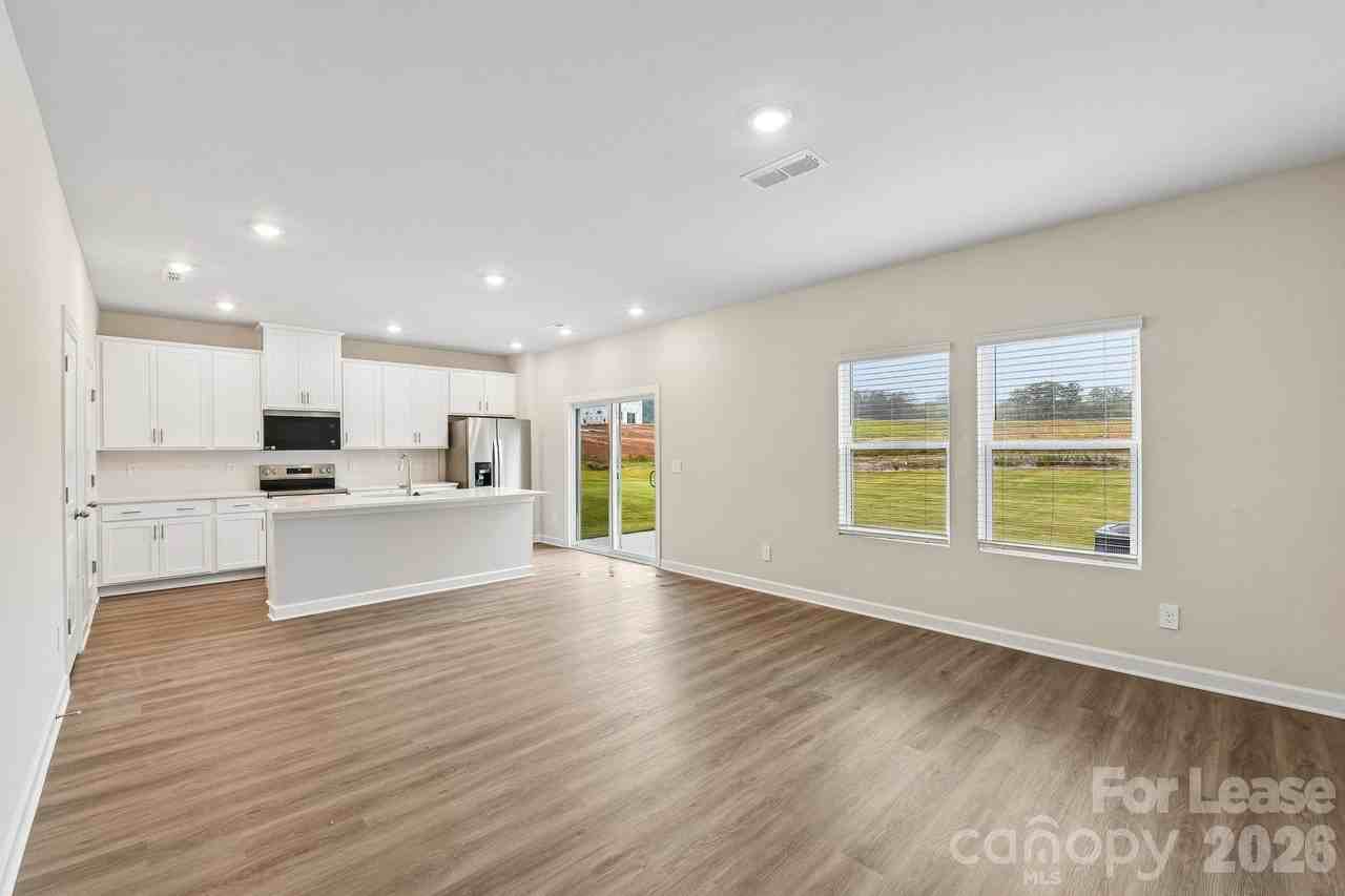 1547 31st St Ne - Photo 4 of 35