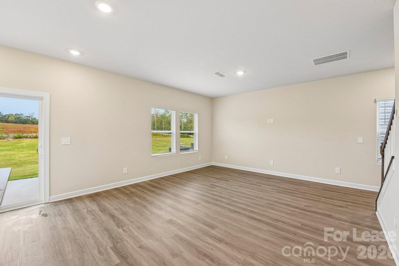 1547 31st St Ne - Photo 7 of 35