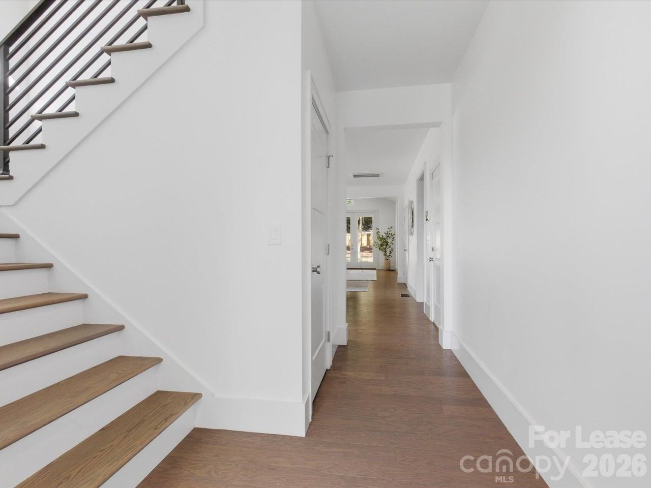 129 S Gardner Ave - Photo 5 of 36