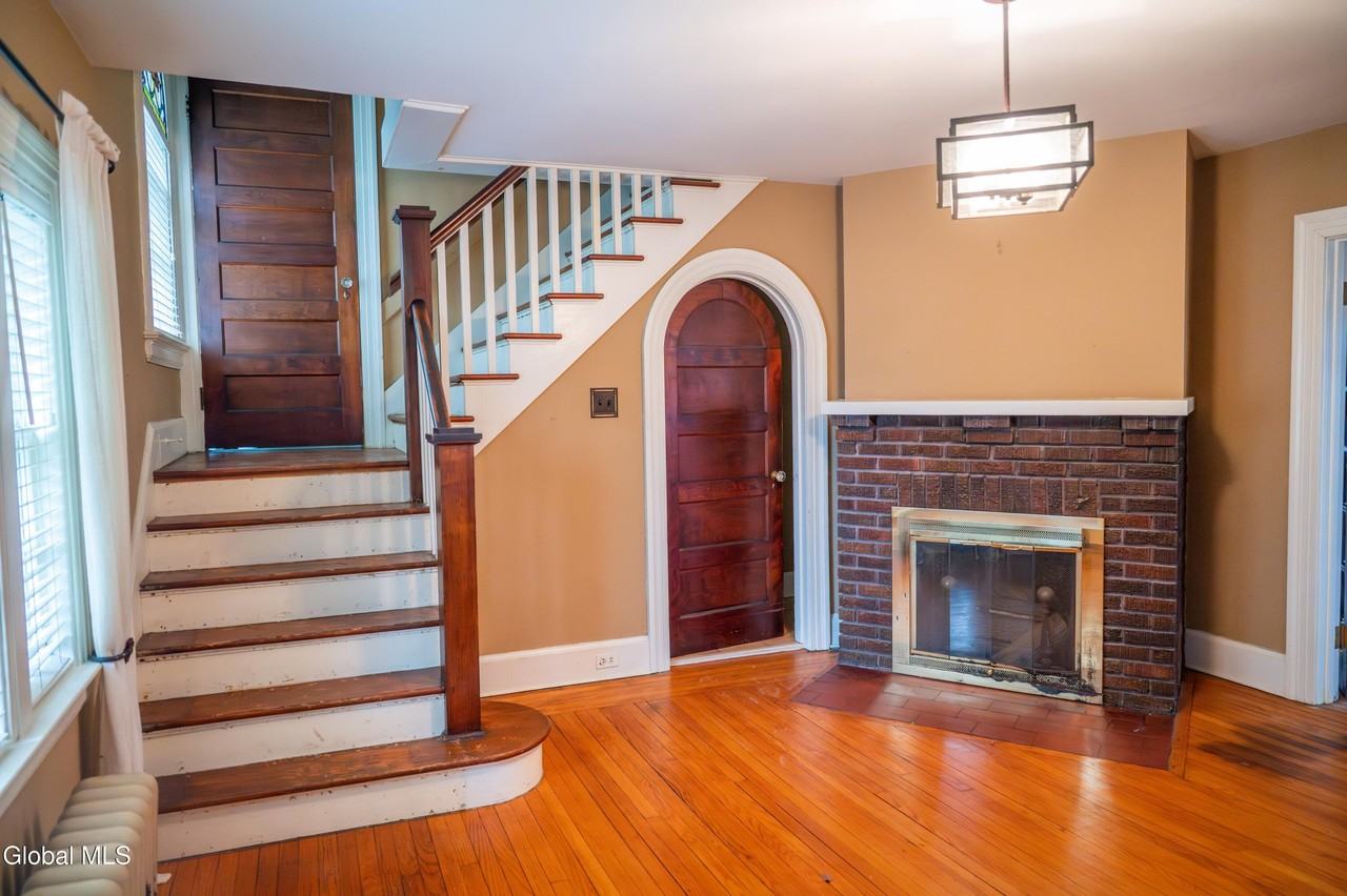 1347 Union St - Photo 2 of 17