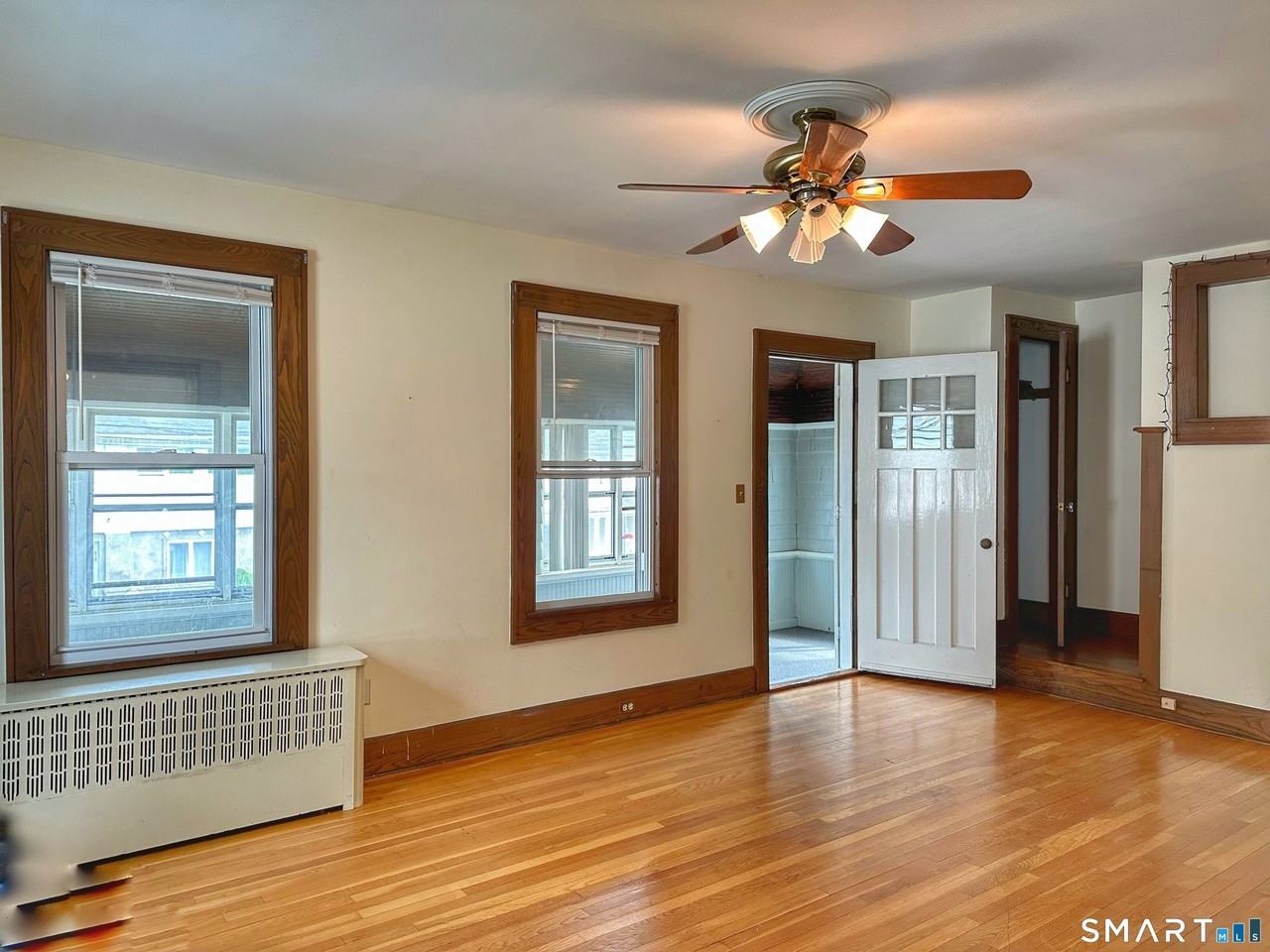 546 W Taft Ave - Photo 2 of 11