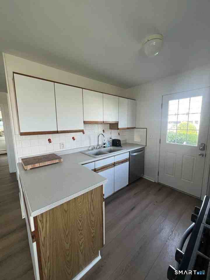 851 Pequot Ave - Photo 7 of 16