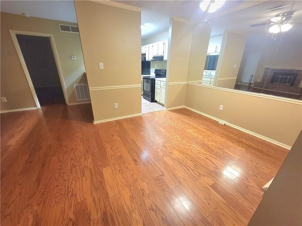 702 Tuxworth Cir - Photo 4 of 17