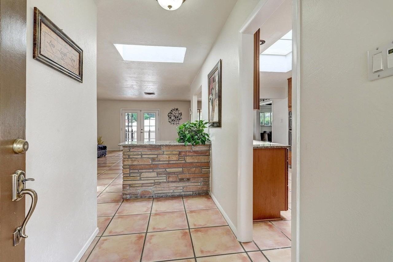 8222 Connecticut St Ne - Photo 3 of 26