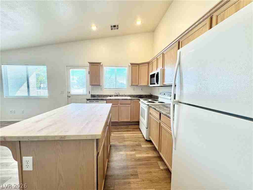 421 Comstock St #3 - Photo 4 of 15