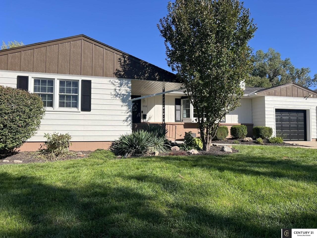 1216 Robin Dr - Photo 2 of 30