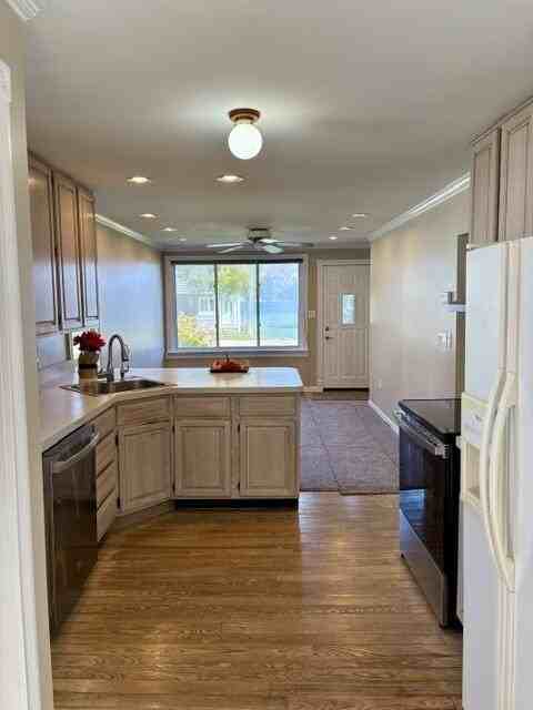 890 Sunrise Park St - Photo 4 of 17