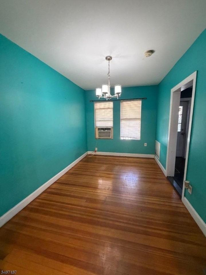 643 S Park St - Photo 4 of 20