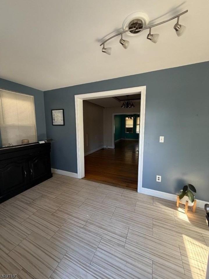 643 S Park St - Photo 6 of 20