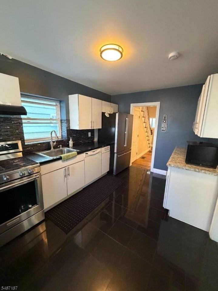 643 S Park St - Photo 7 of 20