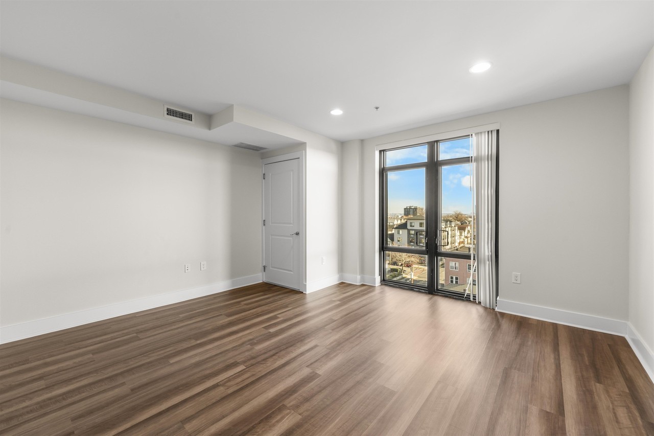 1040 Kennedy Blvd #403 - Photo 4 of 39