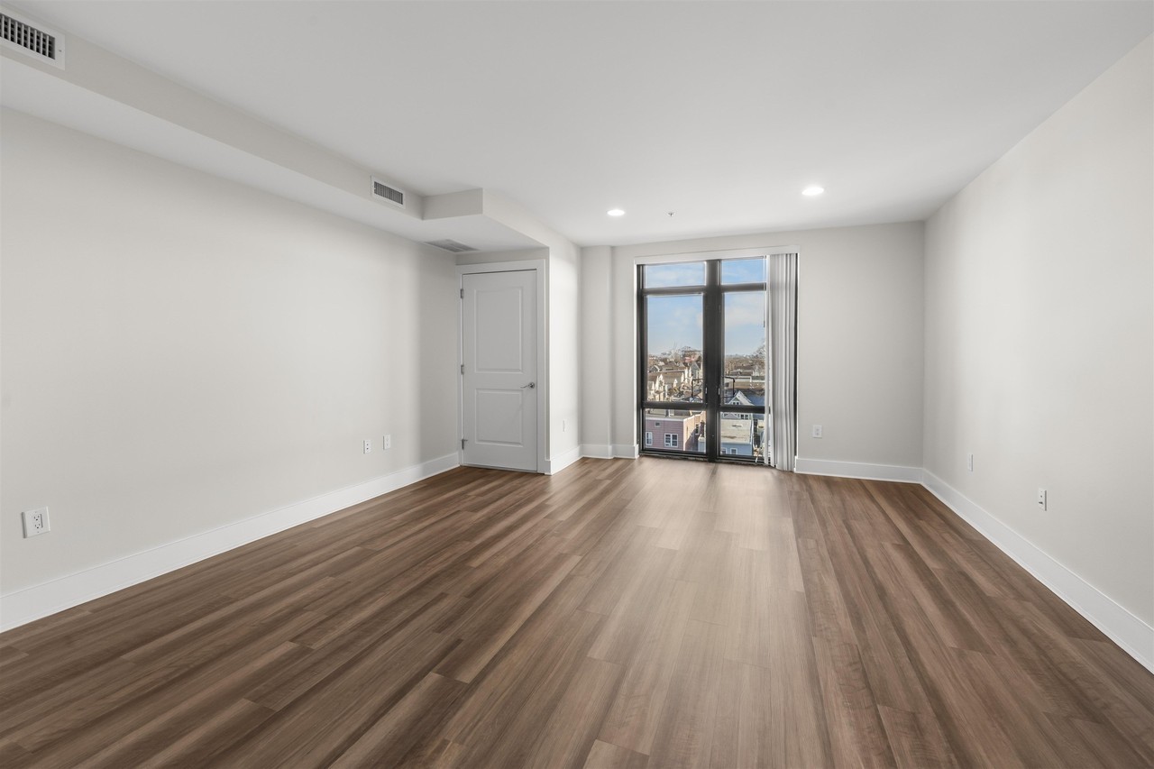 1040 Kennedy Blvd #403 - Photo 5 of 39