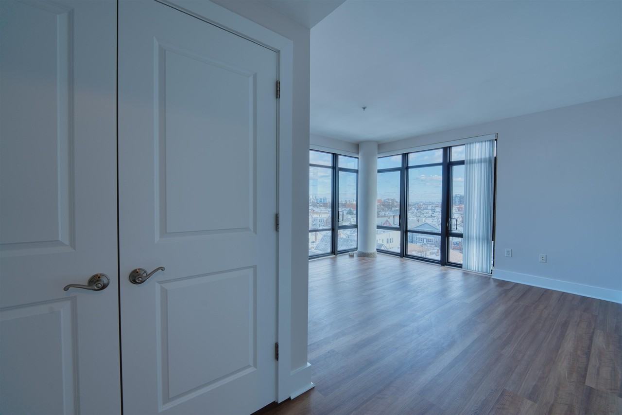 1040 Kennedy Blvd #602 - Photo 6 of 35