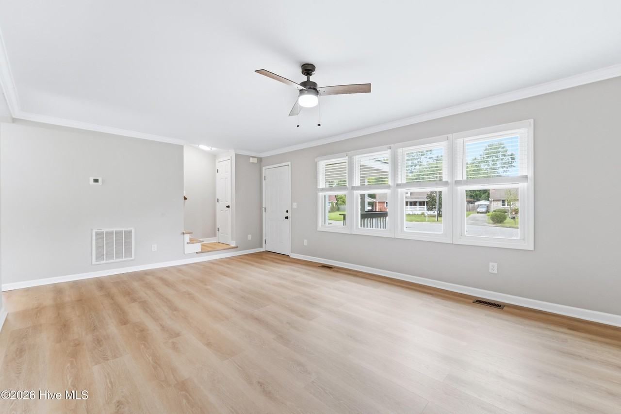 104 King Richard Ct - Photo 4 of 44