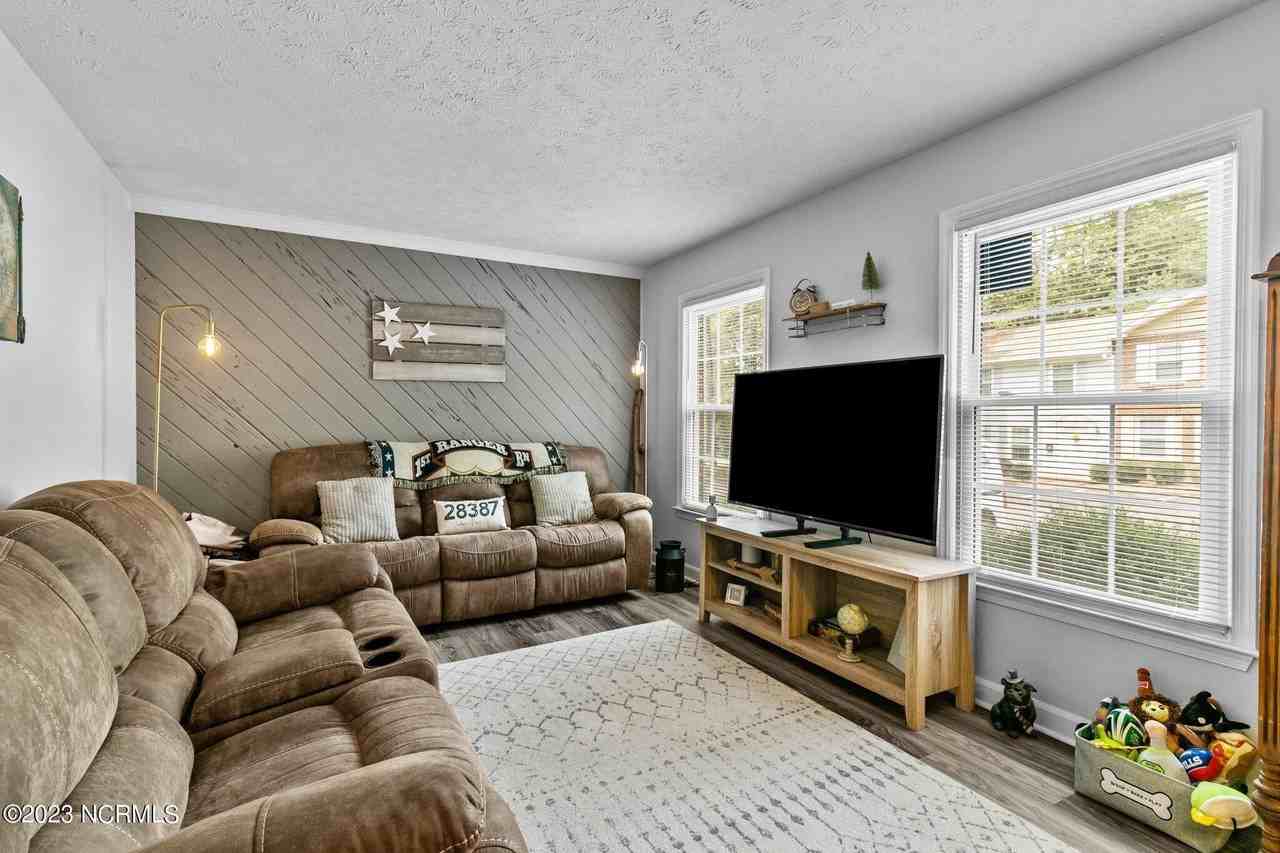 475 N Ashe St - Photo 6 of 26