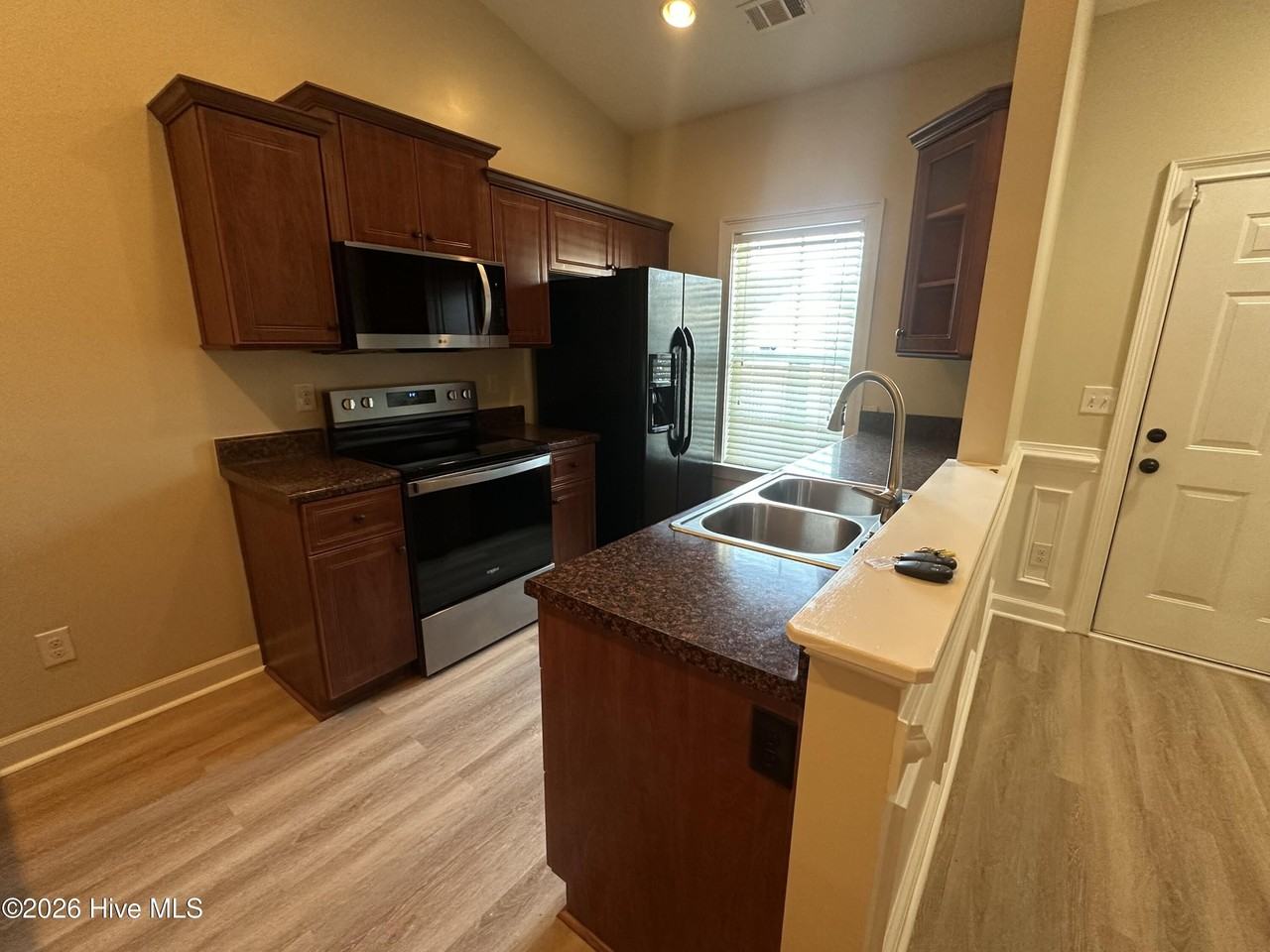 112 York Way - Photo 4 of 17