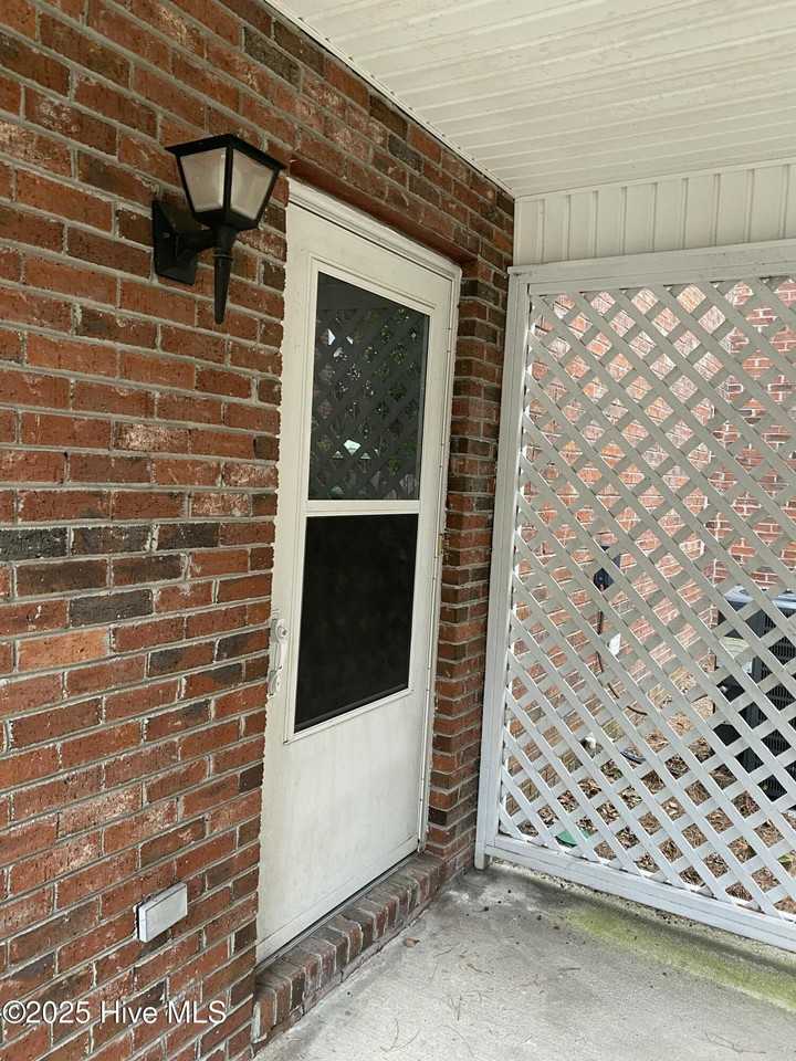 5142 Lampost Cir - Photo 2 of 30